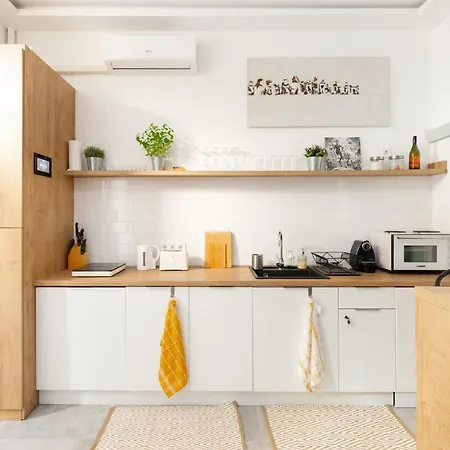 Stylish And Smart In The Center Daire *